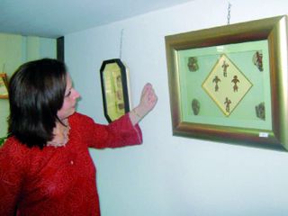 تعبر من خلالها عن وفائها لحياة الأجداد تشكيلية جزائرية تحوِّل الحجارة الصماء إلى لوحات فنية ناطقة