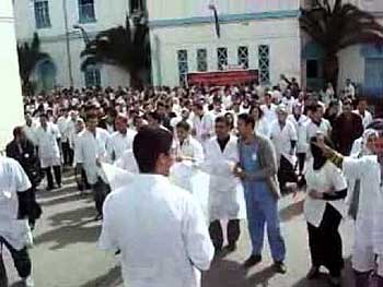 الأطباء الجزائريون يوقفون إضرابهم