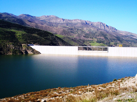 شابة تنتحر غرقا في سد بني هارون بميلة