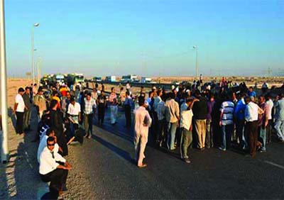 La population bloque le CW-77 reliant Laâyoune à Hassi F'doul