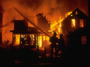 النيران تتلف 10 محلات بسوق 