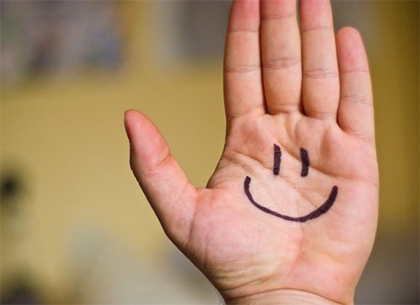 تلميذات‮ ‬يوزعن الحلويات والهدايا لنشر ثقافة الابتسامة في‮ ‬بسكرة