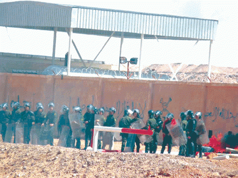 Les gendarmes chargent violemment les manifestants