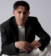 Amar Mezri, un chanteur humaniste au style moderne