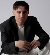 Amar Mezri, un chanteur humaniste au style moderne