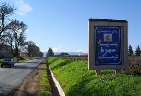 مواطنون من بلدية حجوط بتيبازة في وقفة احتجاجية أمام مقر الولاية