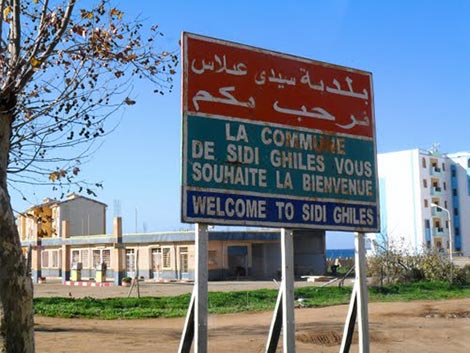 تجار سيدي غيلاس بتيبازة يحتجون أمام مقر البلدية