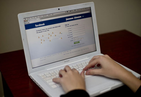 تلاميذ في معسكر يهينون أستاذتهم على 