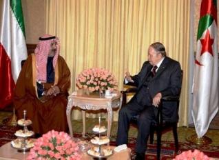 Bouteflika reçoit un émissaire de l'Emir du Koweït