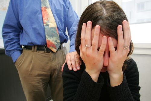 المرأة العاملة.... الصمود ضد شبح التحرش الجنسي و الانتهاكات التعسفية