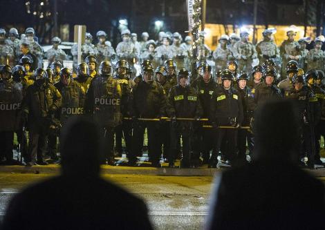 أوباما ينتقد الأعمال القمعية لشرطة مدينة فيرغسون ضد السود