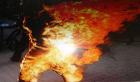 شاب يضرم النار في جسده بتبسة