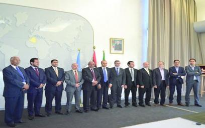 L'Algérie, à fond, sur un double front