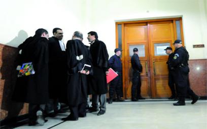 Bagarre de procédures, retrait des avocats et report à une session