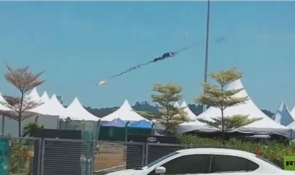 بالفيديو.. لحظة تصادم طائرتين في ماليزيا