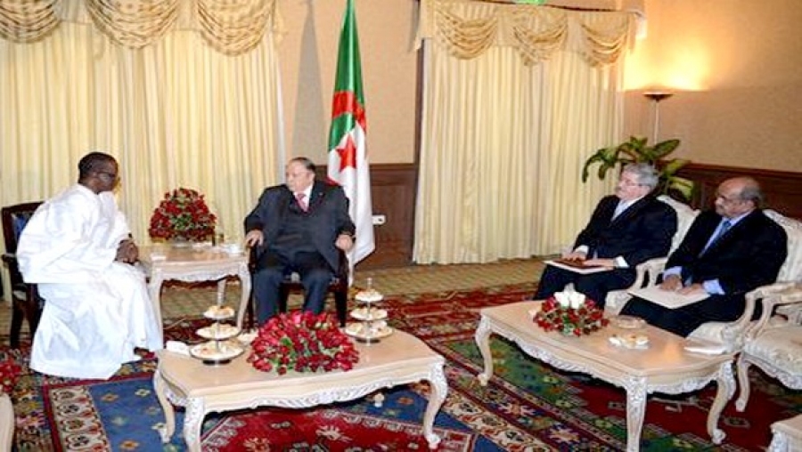 Le président Bouteflika reçoit les nouveaux ambassadeurs de Guinée et du Zimbabwe