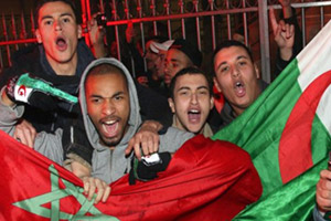 مراكش تحولت إلى ساحة أعلام خضراء وحمراء الحب يجمع جماهير الجزائر والمغرب.. وقلة تفسد الأجواء