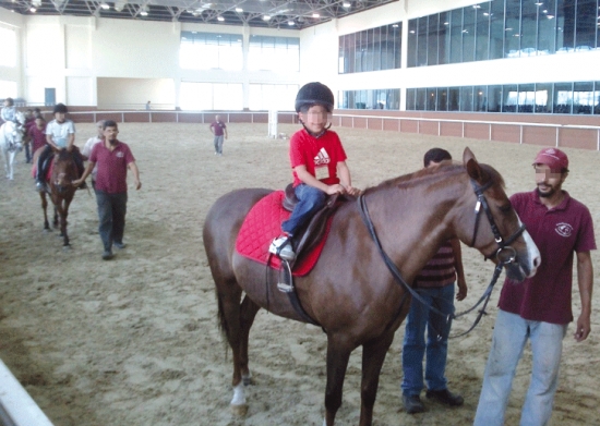 تلاميذ المدارس بين قصر الثقافة ونادي الفروسية بسكيكدة