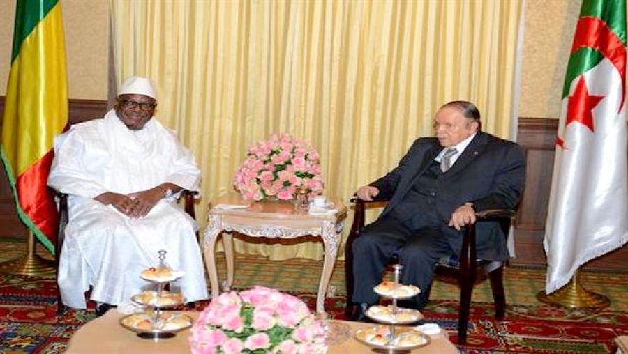 Le président Bouteflika reçoit son homologue malien
