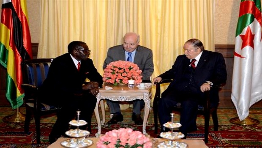 Le président Bouteflika reçoit son homologue du Zimbabwe