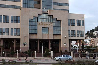 Un procès dans une salle archicomble