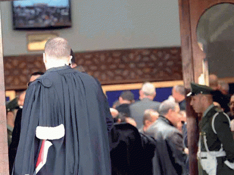 Après six ans d'attente, le procès aboutit à un report