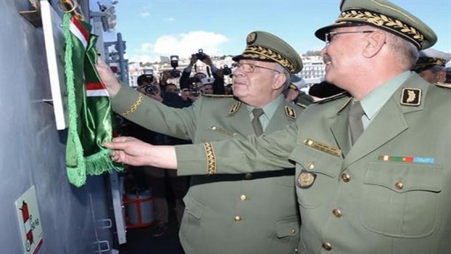Le général de corps d'armée Gaïd Salah supervise à Alger l'accostage de