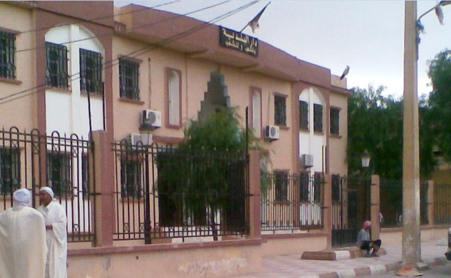 سكان عين افقه يناشدون والي الجلفة التدخل لوقف زحفها ويتهمون أطرافا بتعطيل مشاريع تنموية وتشجيع نهب عقار البلدية