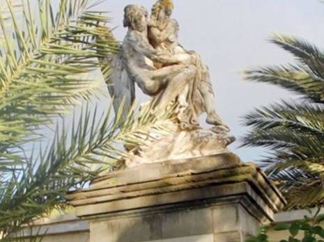 Quand eloas se meurt au coin d'une vespasienne