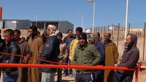 عمال كوسيدار يحتجون ويُوقفون العمل في مڤرة بالمسيلة