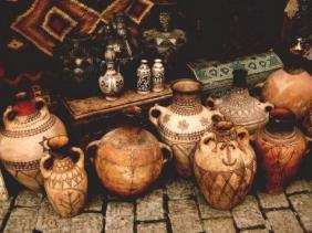 Entassées dans l’ombre des Salons : des merveilles artisanales cherchent des étals pour vente