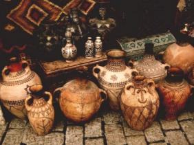 Entassées dans l’ombre des Salons : des merveilles artisanales cherchent des étals pour vente