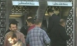 السلطة الفلسطينية تصرف رواتب موظفيها اليوم بعد تلقيها منحة جزائرية