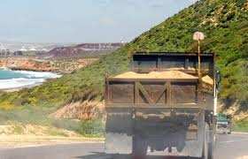 مواطنون يقاتلون من أجل لقمة العيش بنهب الرمال بسكيكدة