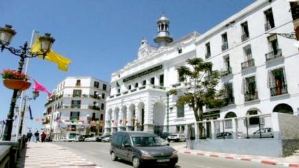 بلدية قسنطينة تطلق حملتها لتنظيف المدينة