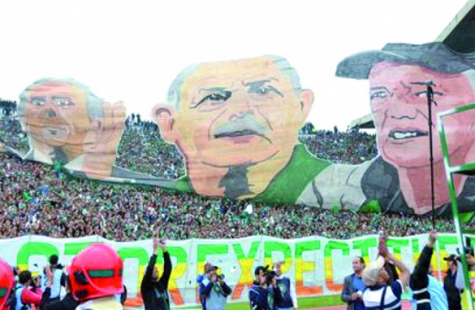 أنصار الرجاء البيضاوي يرفعون تيفو عالمي يحمل صورة كل من سعدان وحليلوزيتش