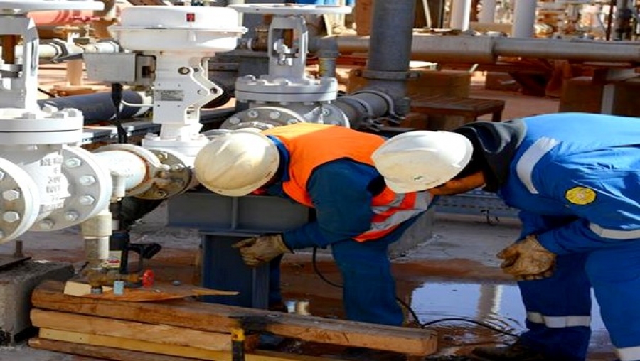 Sellal inspecte deux centres de formation en hydrocarbures à Hassi Messaoud