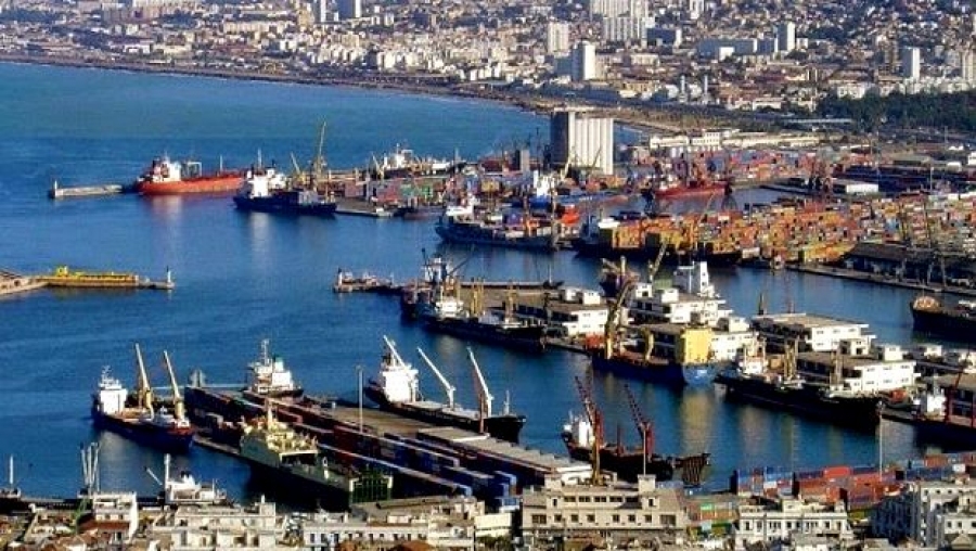 Accostage et déchargement normal des tankers au port d'Alger