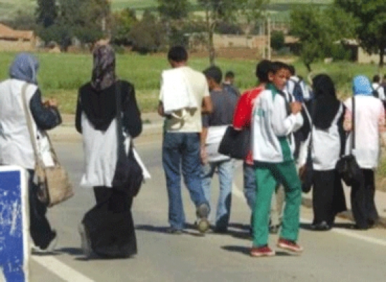 تلاميذ دوار الشرايطية يحتجون بغليزان