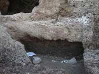 Nécropole phénicienne de Ténès. Série de tombes creusées dans des rochers.