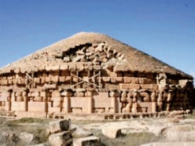 ضريح إمدغاسن بباتنة يحظى بالتّرميم