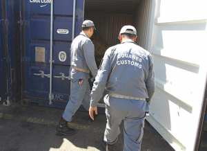 توقيف 6 جمركيين بميناء سكيكدة