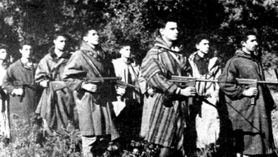 Gaïd Salah exhorte les éléments de l'ANP à prendre exemple 