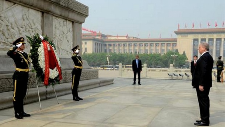 Sellal se recueille au Monument des Héros du peuple à Pékin