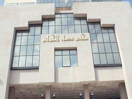 Le juge irrité par les déclarations des Chinois et des Japonais