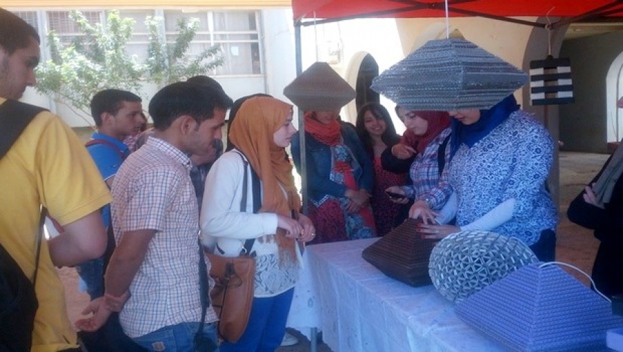 Des étudiants recyclent le carton pour fabriquer des produits décoratifs