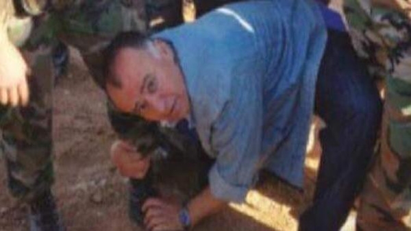 فنان سوري يقبل 