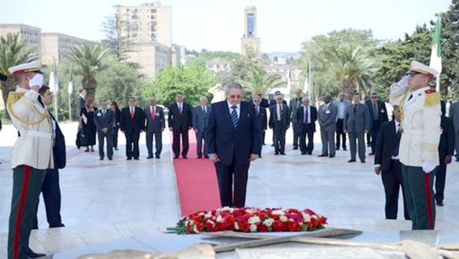 Le président cubain se recueille à la mémoire des martyrs de la guerre de libération nationale