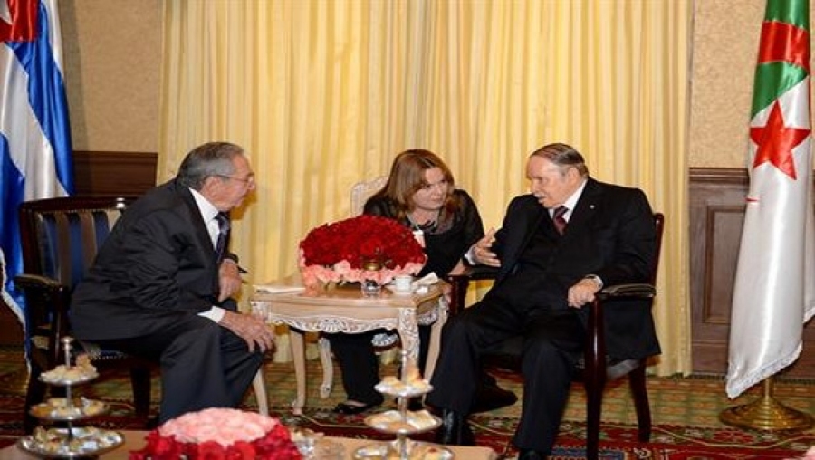 Le président Bouteflika s'entretient en tête-à-tête avec son homologue cubain