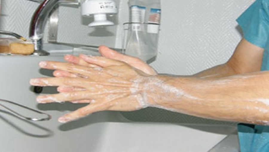 Des mains propres pour réduire les infections associées aux soins